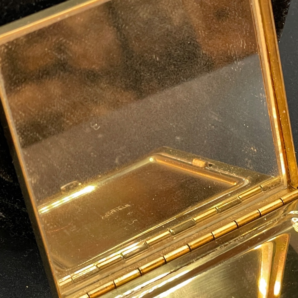 Volupte Vintage Gold Tone Compact 4-Leaf Clover with Original Box - Picture 15 of 15